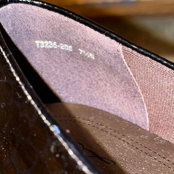 Trotters Women’s Chocolate Brown Patented Leather Low Heel Pumps Sz-7.5N - Picture 4 of 7